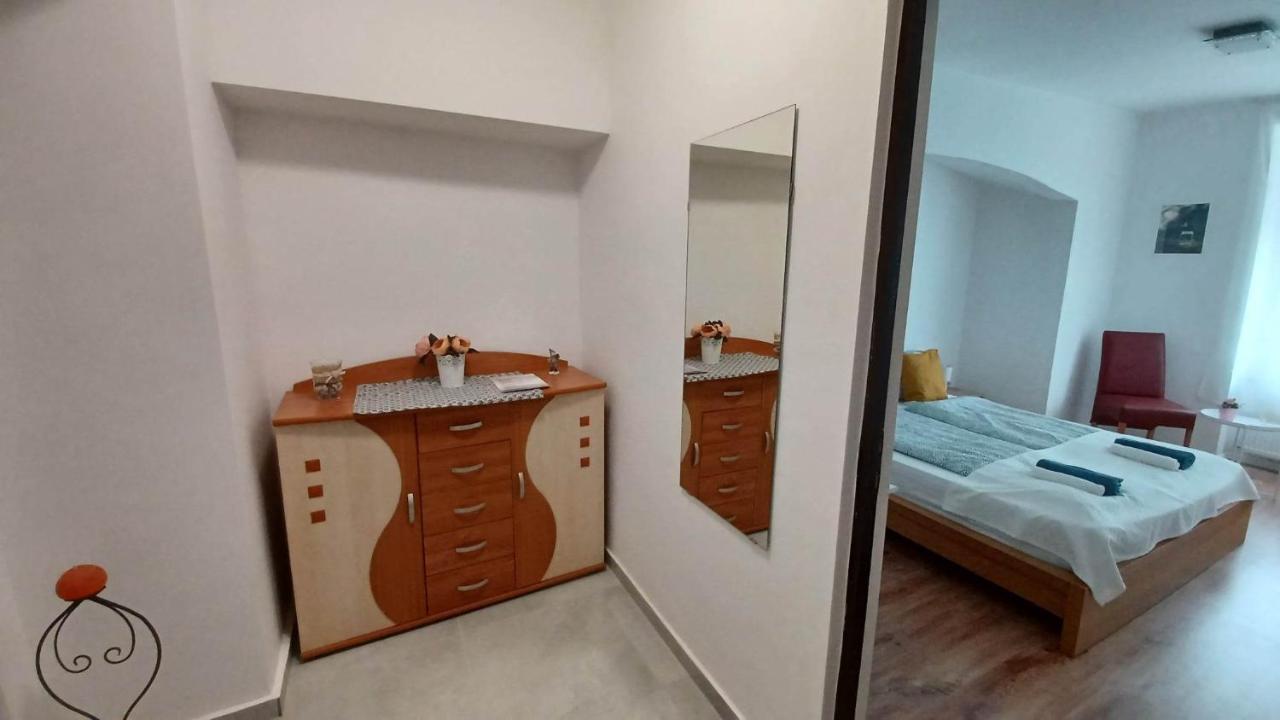 Milla Apartmanok Eger Luaran gambar
